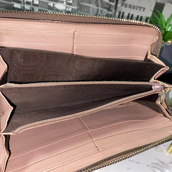 Authentic GUCCI SOHO Interlocking G Patent Leather Zippy Wallet - Picture 9 of 17